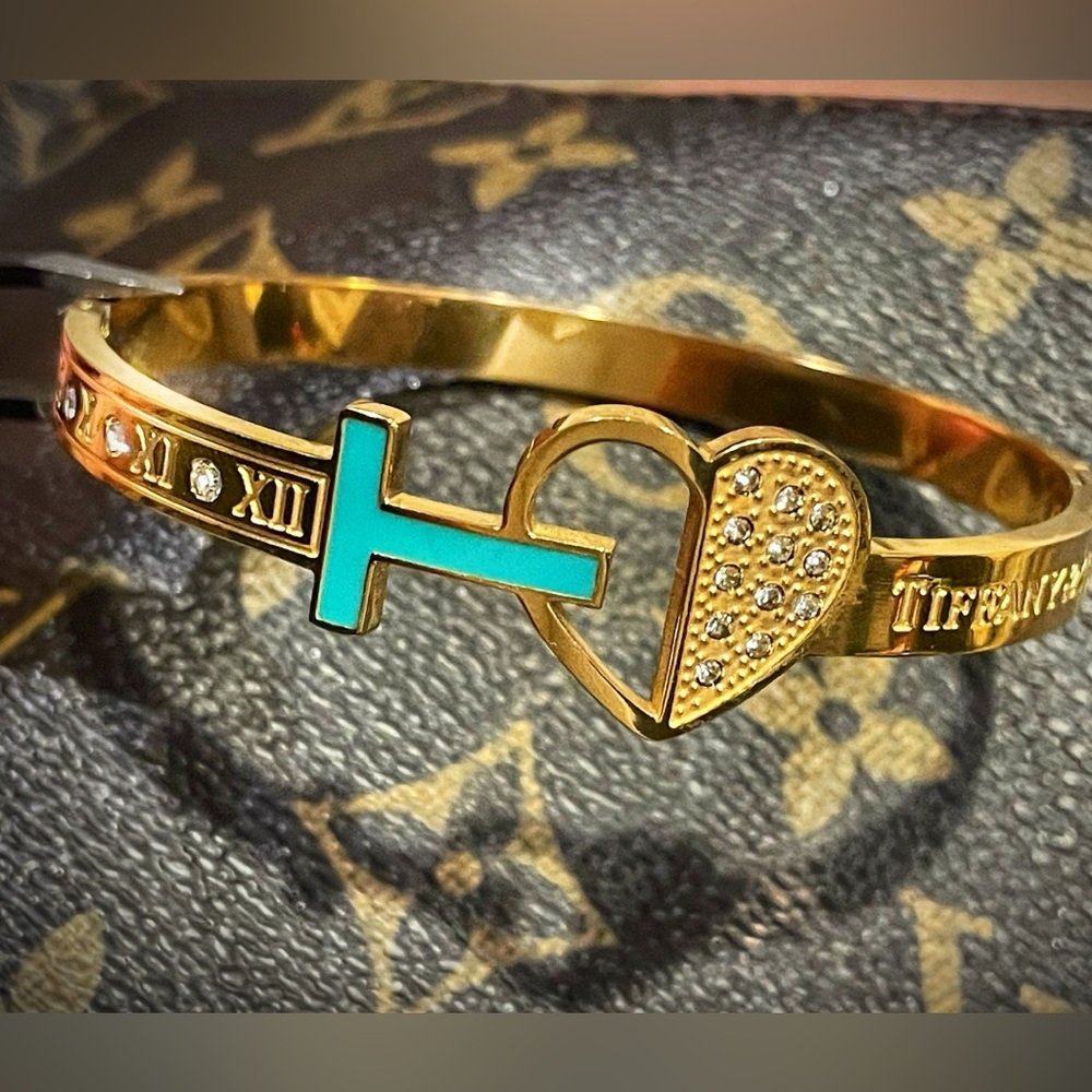 Tiffanee monogram logo bracelet to match your bag or first just beautiful! 😭😱💕🔥